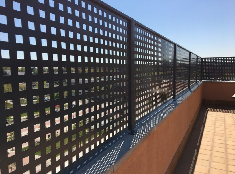 Chapas metálicas con agujeros cuadrados